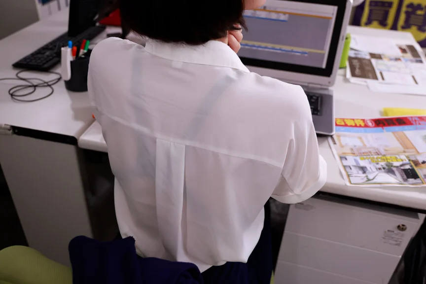 いつも競泳水着を着て興奮しています 水着を着て働くOL-10