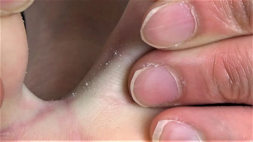 【足のにおい】主婦・デカ足濡れツマ-13
