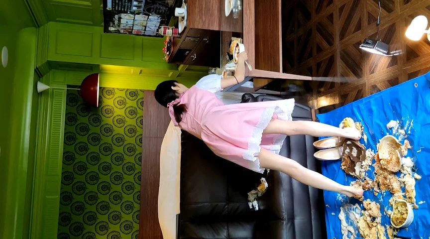 アイドル級美少女の裸足で弁当クラッシュ その3-4