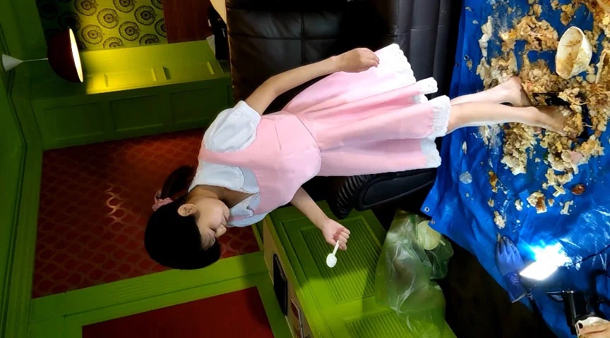 アイドル級美少女の裸足で弁当クラッシュ その3-5