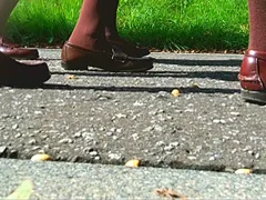 お嬢様がトンボとカタツムリを踏みにじって歩き去る！