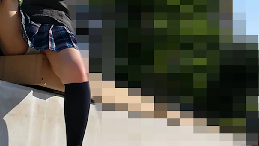 制服女子ローアングルとがっつりフロント撮影-3