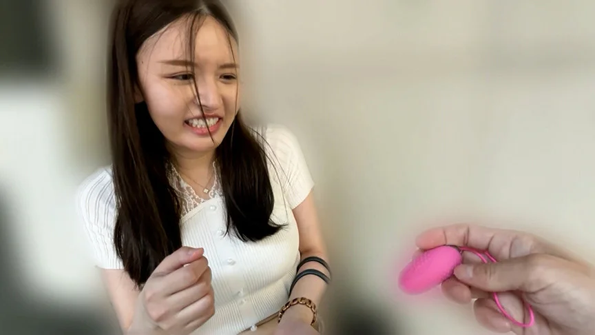若林ゆりなちゃんとリモバイ散歩！街中で絶頂恥○プレイ-1