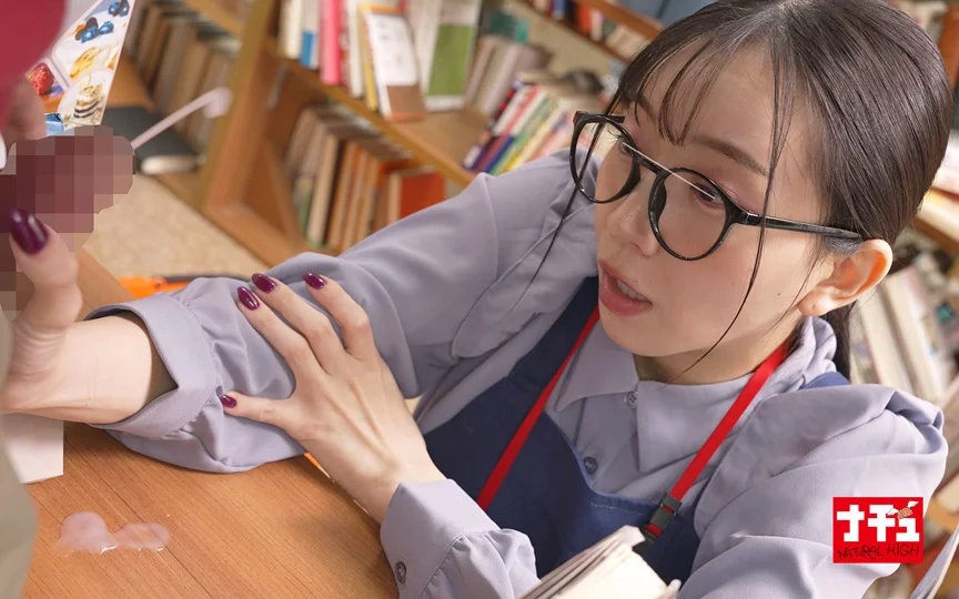青年チ○ポを本棚越し手コキでこっそり発射2-6