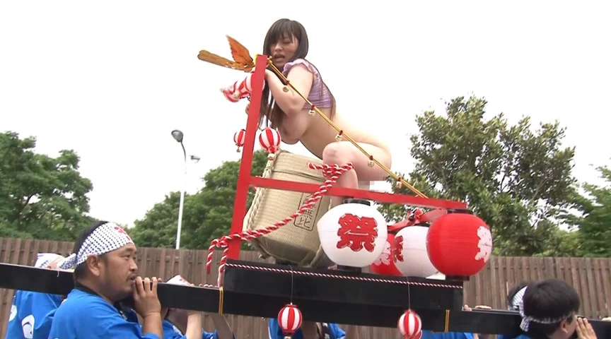 イカレた羞恥祭り強行開催 オマ○コ丸出し女神輿まつり-2