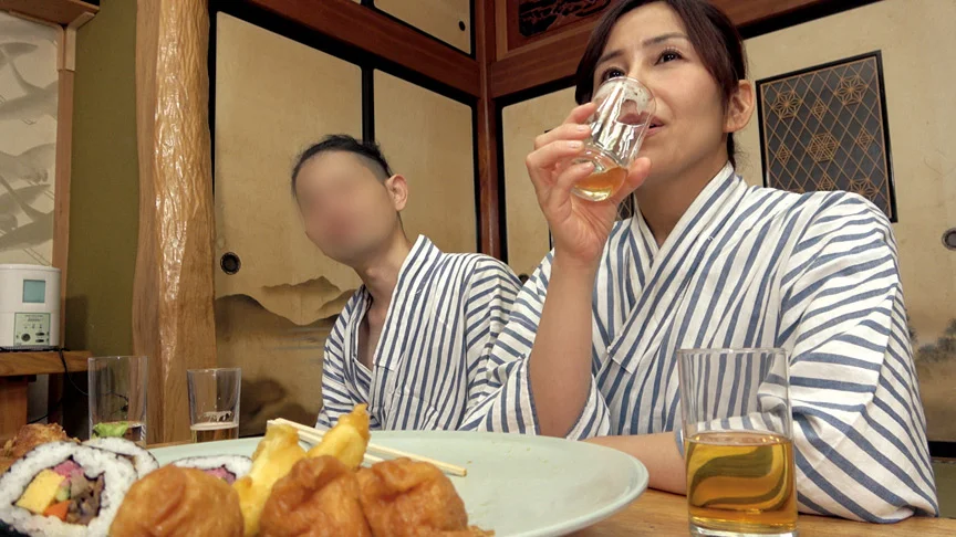 旦那の目の前で○引羞恥ストリップに濡らした人妻 佳奈-1