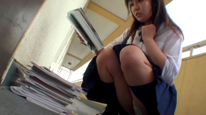 近所の娘たちは玄関先に出しておいたエロ本に興味津々-8