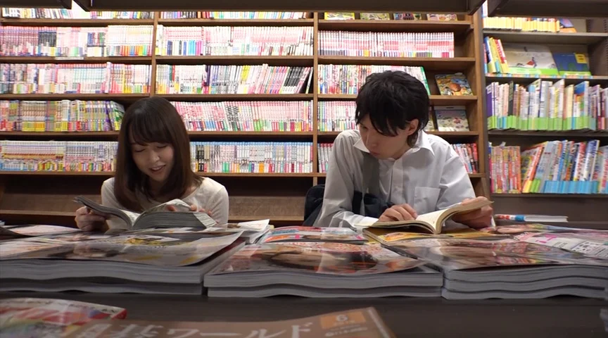 本屋で男子学生にエロ本見せつけたイケない人妻。-7