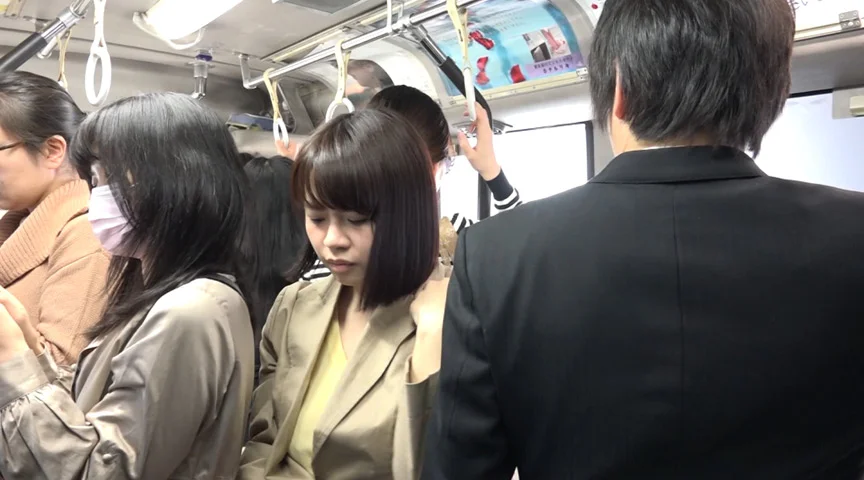 通勤バスは満員で目の前には黒パンストのOLだらけ！8-1