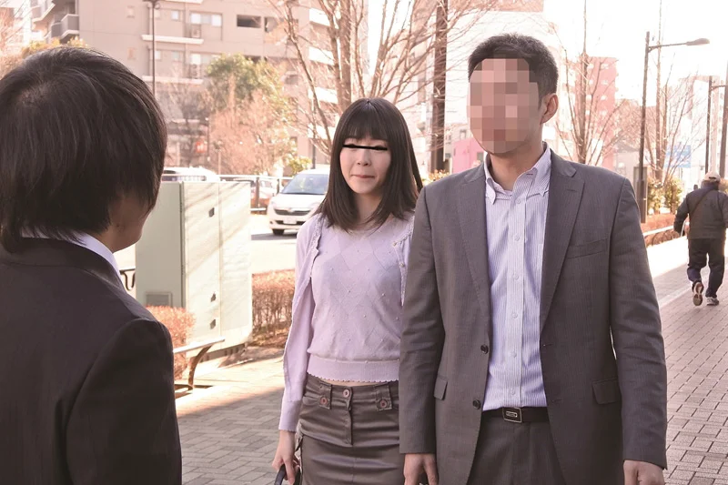 満員バスで夫が横に居るのに他人のチ○ポが尻に触れる-4