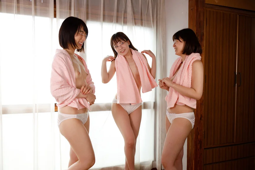 無防備な風呂上がり姿でいる欲求不満な従姉妹たち-1