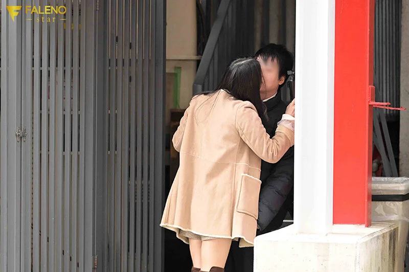 「いまから私とキスしてみませんか？」吉高寧々がいきなり素人さんを逆ナンパ！街中でキス 30 秒で勃起したら合格、さらにお部屋で言葉責め手コキに耐えられたらご褒美SEXあげちゃいます。 吉高寧々-6