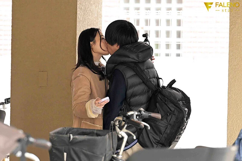 「いまから私とキスしてみませんか？」吉高寧々がいきなり素人さんを逆ナンパ！街中でキス 30 秒で勃起したら合格、さらにお部屋で言葉責め手コキに耐えられたらご褒美SEXあげちゃいます。 吉高寧々-7
