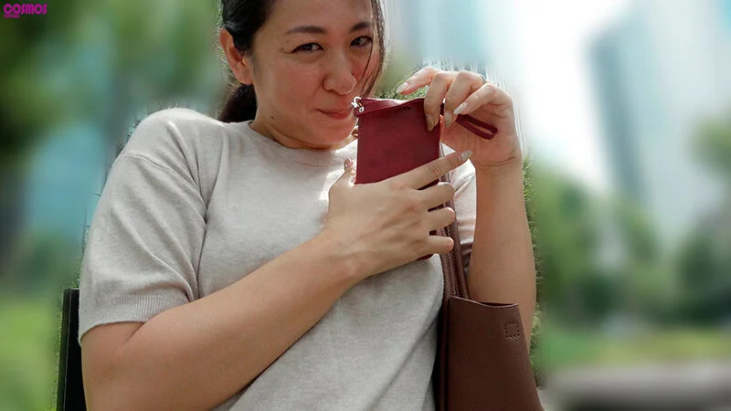 子持ちのおばさんだけどおち〇ぽ欲しいの カエデさん（43歳）-1
