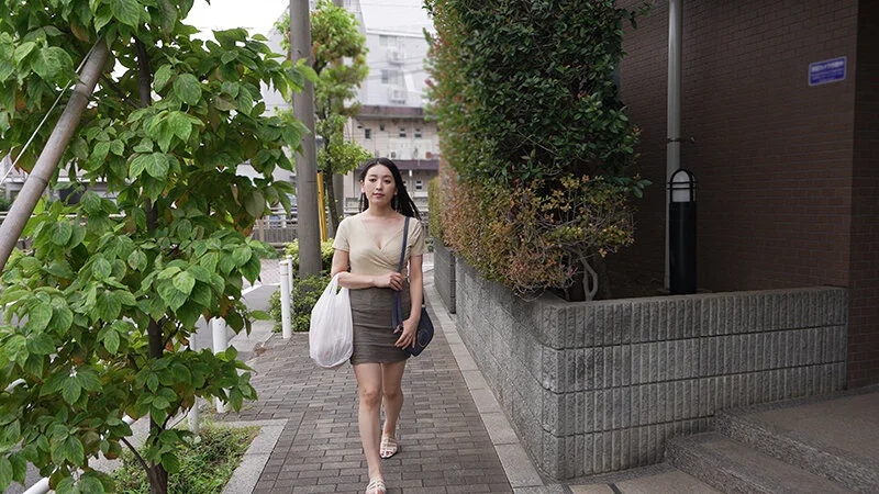 セックスレスで性欲を持て余した美人妻がデカ尻から溢れる色気を漂わせてさりげなく誘惑してくる 紗々原ゆり-2