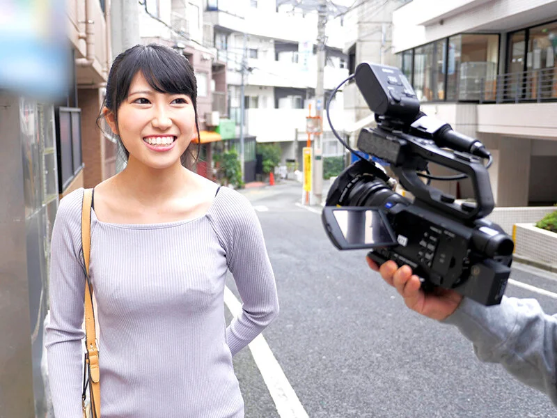 池袋で見つけた心優しい働くお姉さん 童貞くんのオナニーのお手伝いのつもりがセックス練習ってことで素股していてヌルっと入って筆おろし！？ 楠セナ-1