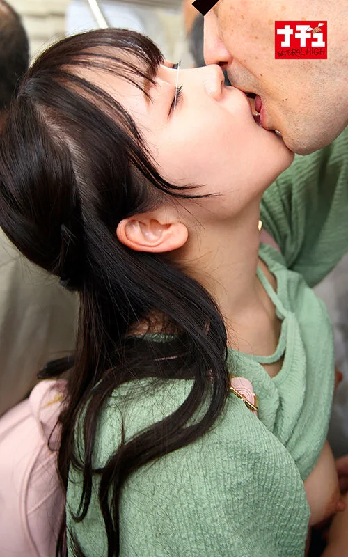 「今すぐキスしたら電車でエッチしてもいいよ」中年オヤジを惑わせる小悪魔べろちゅう娘-9