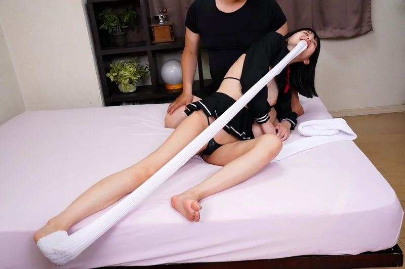 美女の足裏をふやけるまで舐めたい！ 静河-17