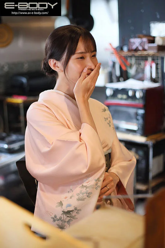 お客様には決して見せない、着物で隠れた純白Gカップと淫らな人妻セックス 料亭の美人女将 佐野秋帆（28）AVデビュー-2
