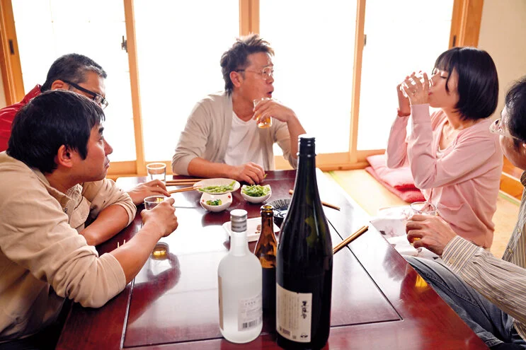 イヤでイヤで…無理矢理に夫の代わりに参加させられた町内会で…辱められ…玩具にされ…オヤジ達に身体中を汚され中出しされた 市川りく-3
