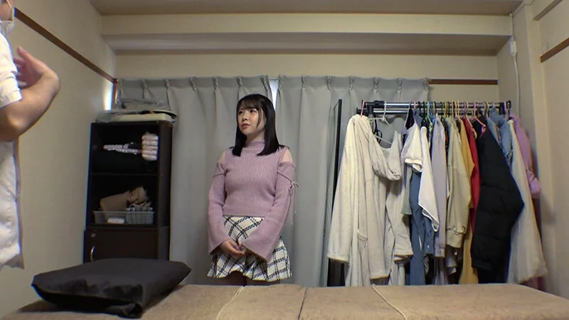 媚薬オイルマッサージ 痴●盗撮＆中出し素人娘VOL.65 超強力媚薬を配合したマッサージオイルを施術中に知らずに塗りこまれたオンナは、身体の火照りに驚き、チ〇ポを欲しがる自分に戸惑い、垂れ出したマン汁に恥ずかしがりながらも生ハメ中出しまで欲してしまう！-3