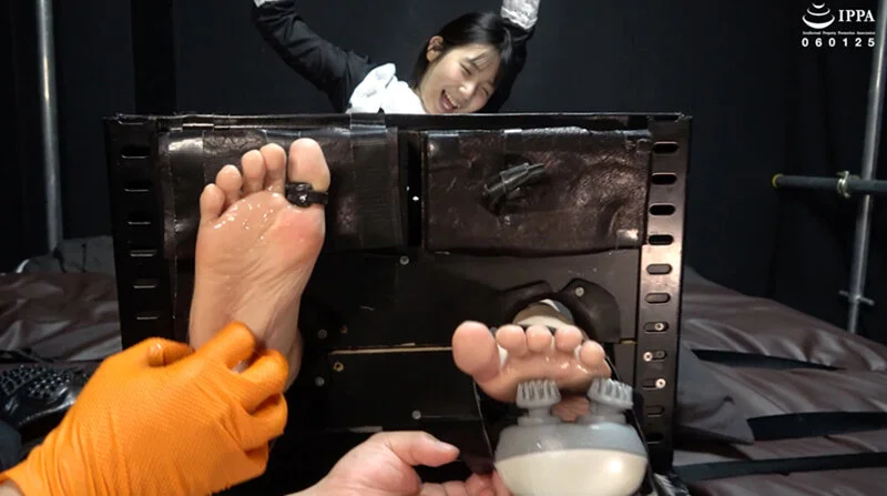 「足枷くすぐり＋暗示で感度アップ！ ブラシグローブで叫び倒すメイドもなかちゃん！」わかしラボ WAKA-067 千石もなか 4-4