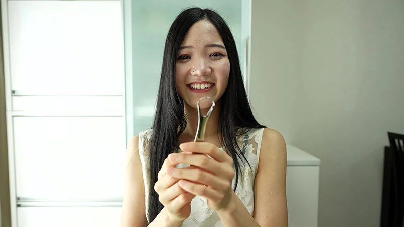 【個人撮影】桃瀬まゆの舌ブラシで「汚舌苔」採取-3