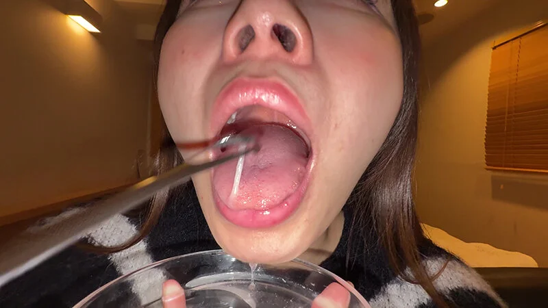 【個人撮影】さくまつなの舌ブラシで「汚舌苔」採取-14