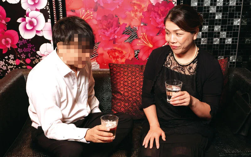 法事帰りに飲み過ぎて…巨乳＆巨尻のえげつないデカ乳輪肉感義母 御子柴美花-6
