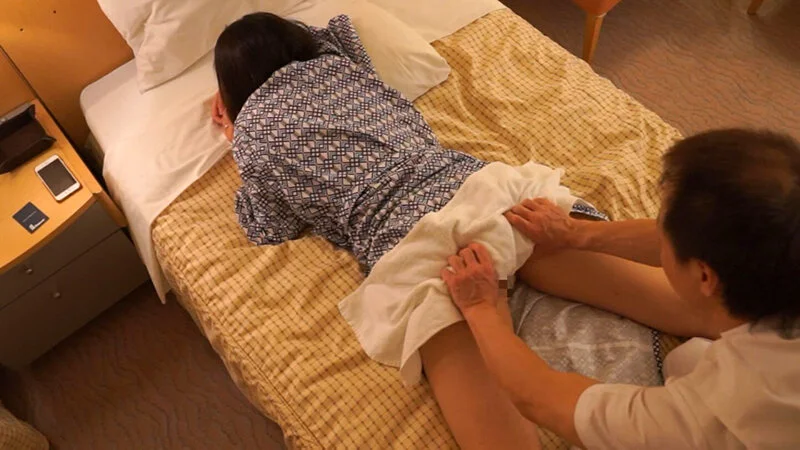 エッチなマッサージで火がついた！スペシャルコースで悶絶する奥さまにそのまま中出し！-2