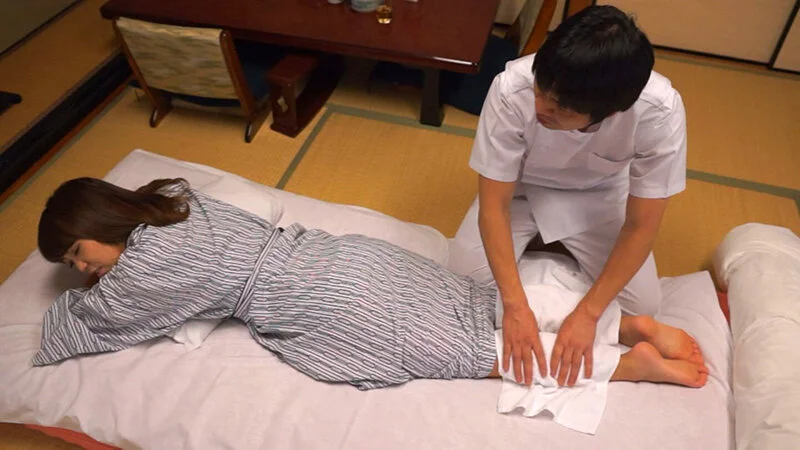「欲しくなっちゃって…舐めてもいいですか？」エロマッサージ師の施術で火照った身体は男のモノでイキ狂う-1