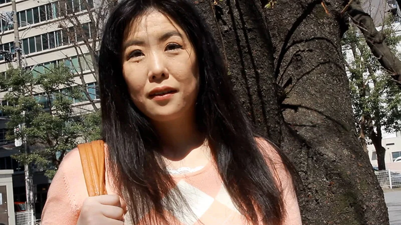 お仕事を休んでAV撮影に挑む豊満ムチムチ熟女！若い肉棒にテンションアップで快楽没入型SEXに堕ちる！-1