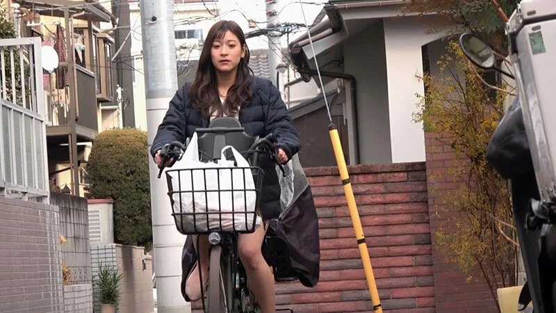 狙われた清楚な巨乳奥様！狭い管理人室で悪徳管理人の魔の手が伸びる！-1