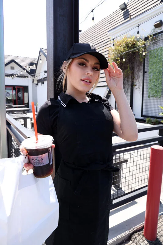 ロスの有名ホットドッグ店の看板美女がオモチャのモニターからまさかの絶頂生ハメSEXに！！アナ（25）-1