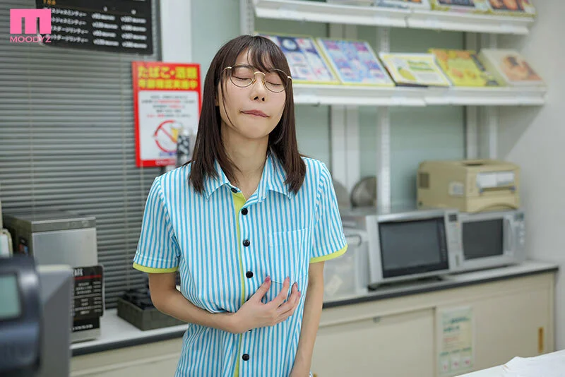 視姦に興奮する地味メガネJカップのコンビニ深夜バイト羞恥ノーブラ勤務チャレンジ 篠真有-1