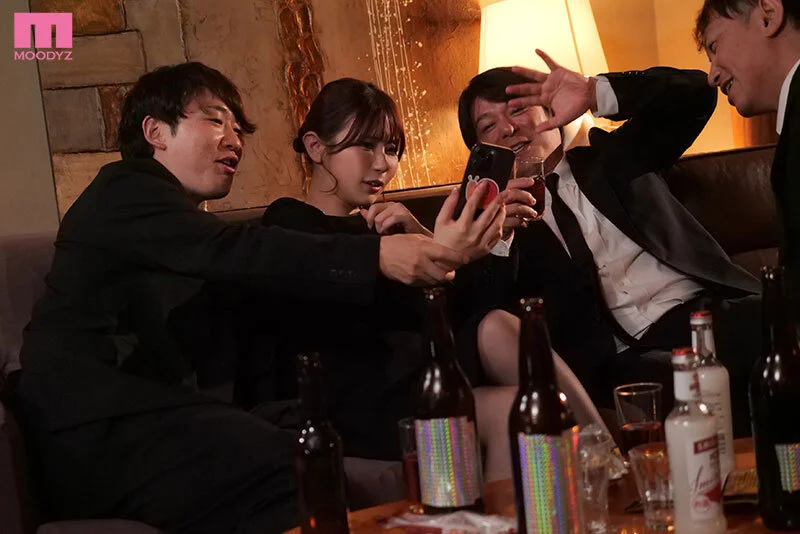 法事同窓会NTR ヤンチャな過去を持つ妻が6年ぶりに仲間の法事で地元に帰った 再会した地元のゲス友たちに酔わされて昔のヤリマンに戻った妻の寝取られ中出し映像 葵いぶき-1