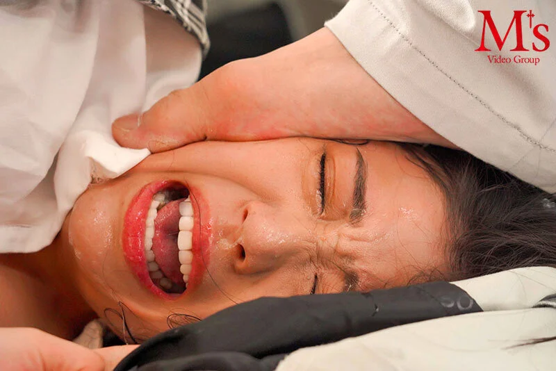 高貴な美人妻の喉奥を完膚無きまで犯して輪●す非道の臭マライラマチオ 嗚咽…喉ボコ…嘔吐…タコ部屋に監禁されイラマ漬けにされ醜悪な男たちの喉奥肉便器に成り下がった社長夫人 深雪しおり-4