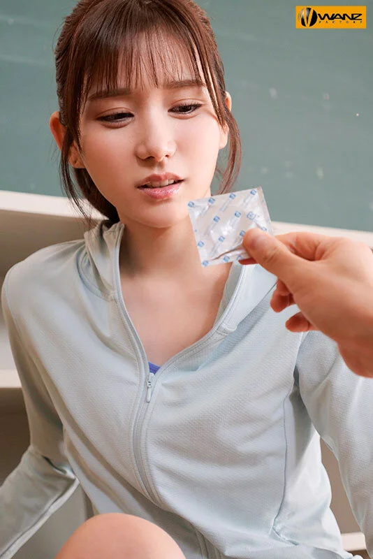 コンドームが破れてまさかの生ハメ！超加速するピストンで何度も中出し！ 五日市芽依-1
