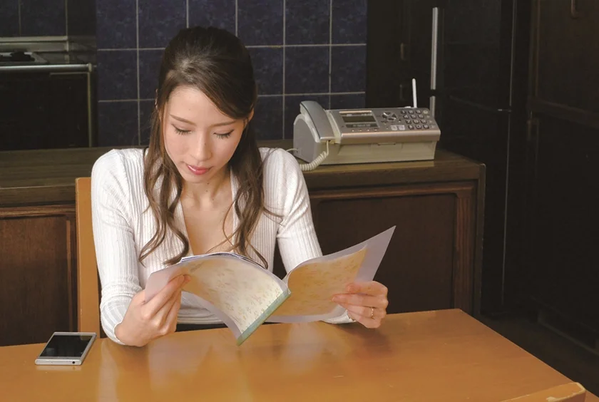 夫が単身赴任でSEXレスな奥さんが配達のお兄さんに夢中な件… 二宮和香-3
