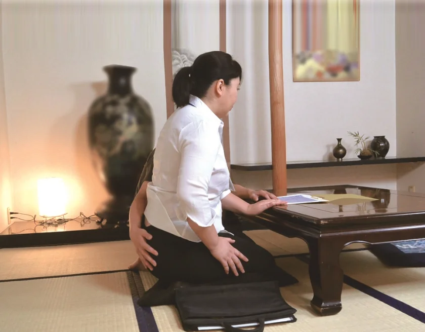 パンツスーツのムチ尻生保レディにセクハラ&フェラチオ交渉 有奈めぐみ 百合川雅 永嶋綾乃-8