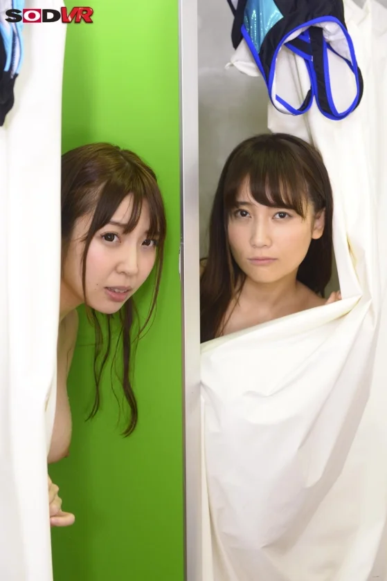 【VR】【密室ロッカー内VR】 2 巨乳の水泳部員のシャワーを覗いていたら見つかってしまい・・・勃起を弄られていると誰か来たので【ロッカーの中】に隠れてこっそり手コキ、興奮が収まらない僕らはそのまま3P展開！！ 倉多まお かなで自由-3