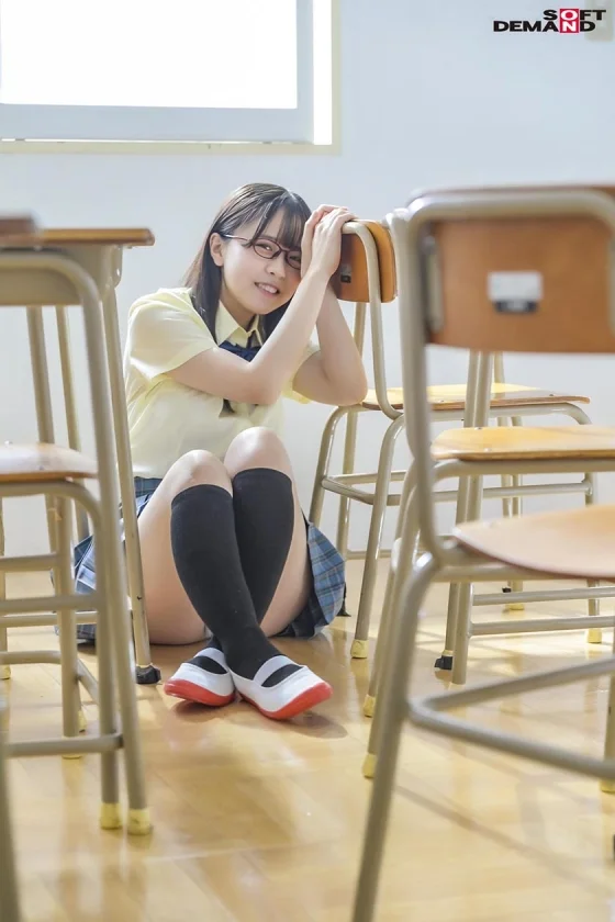 地味巨乳で押し弱サセ子の同級生に、イケてない男子たちが学校中でこっそり抜いてもらった一年間の盗撮記録 柏木こなつ-12