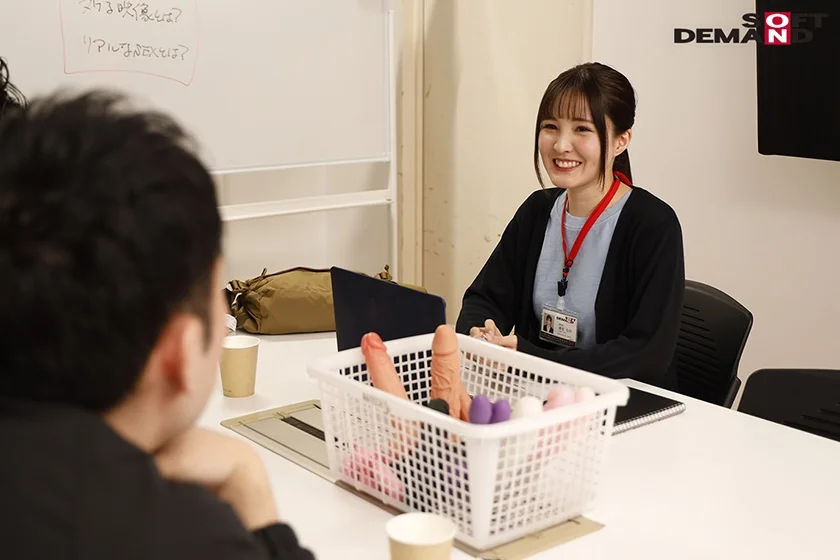 【発覚！】制作部・優里なおは終業後に社内でフェラチオの特訓をしていた？！同僚男子・新人男優・ユーザー様方と計15本のチ●ポをしゃぶりまくりの3日間に密着！-1