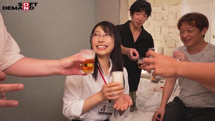 平日の昼間から恐縮ですが、乾杯からの挿入に至りました。in 新宿のラブホ 秘書 守屋よしの-8