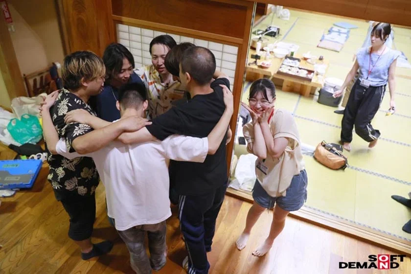 フリーのSOD女子社員と6人のガチ童貞。あの夏、イチバンときめいた筆おろし。 倉持侑未 釜谷明日華 菱沼萌咲-2