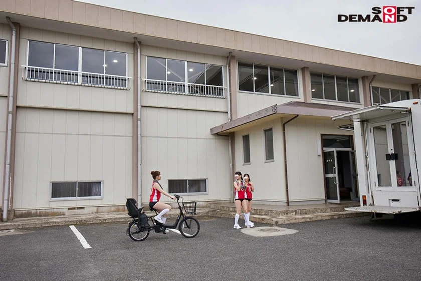 Hなママさんがきっかけで芋づる式に大集合！！ 勝浦では敵なし最強ママさんバレー部が早漏に悩む男性のちんちん研究 旦那とご無沙汰欲求不満妻・原田さん編-1
