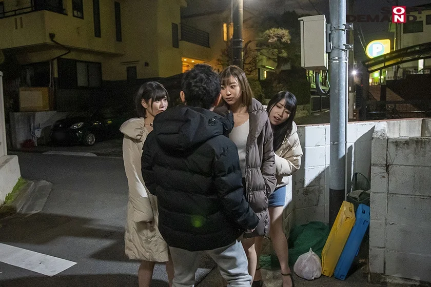 玄関開けたら即セックス！目につくチ●ポを全てハンティングする無差別種付けヤリマン奥様達の騎乗位性交！ 黒川すみれ みひな 滝沢ライラ-8