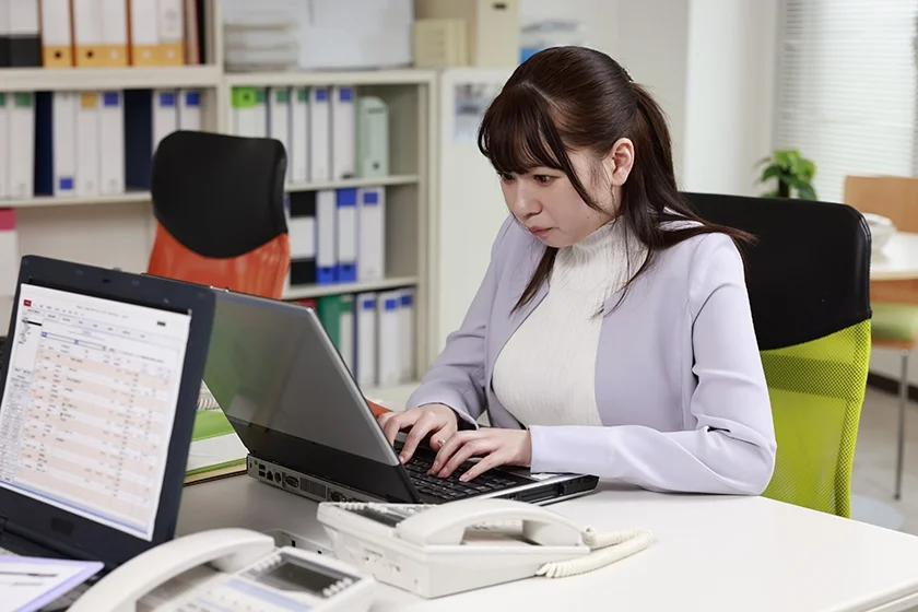 巨乳こそ正義 新卒社員はIカップで敏感体質 小坂ひまり-1