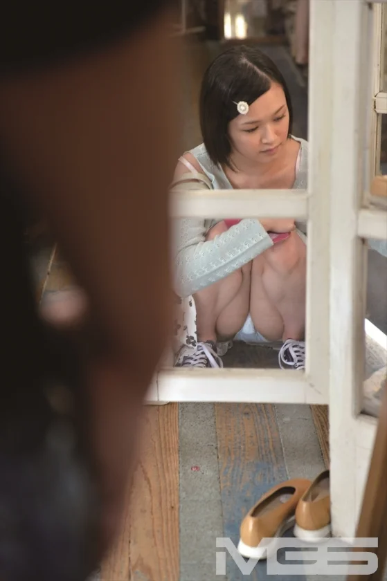 棚越しにいる客のパンチラを見て発情しちゃった俺-4