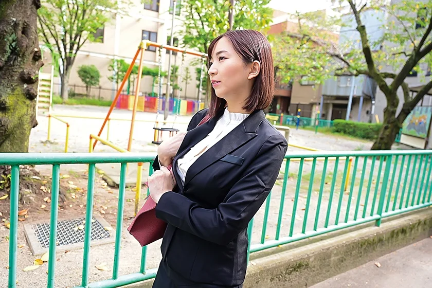 ハチキレそうなGカップおっぱいをエロ親子に狙われた新人家庭教師 鈴木真夕-1
